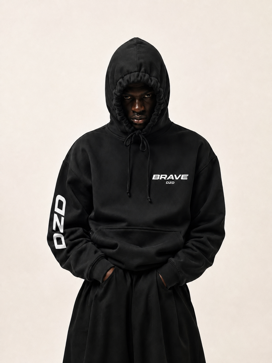 Modèle portant le hoodie BRAVE DZD noir